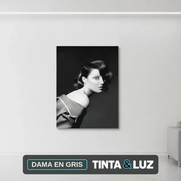 DAMA EN GRIS