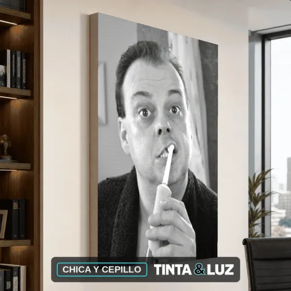 CHICA Y CEPILLO
