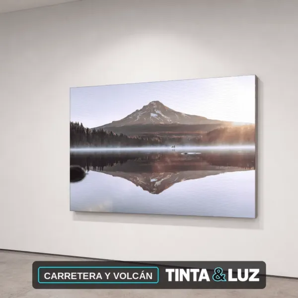 CARRETERA Y VOLCÁN
