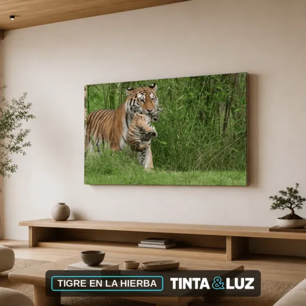 TIGRE EN LA HIERBA