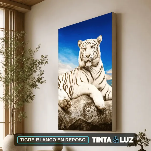 TIGRE BLANCO EN REPOSO
