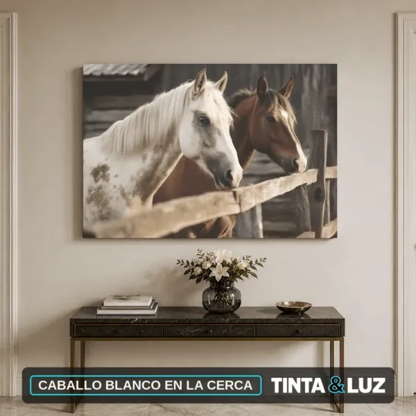 CABALLO BLANCO EN LA CERCA
