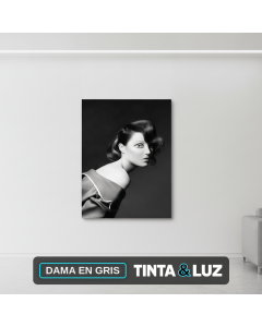 DAMA EN GRIS