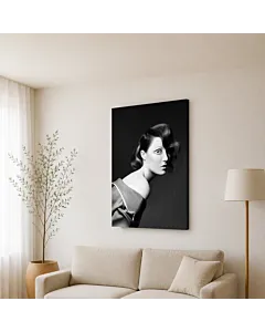 DAMA EN GRIS