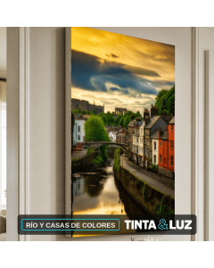 RÍO Y CASAS DE COLORES