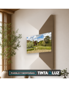 PUEBLO Y MONTAÑAS