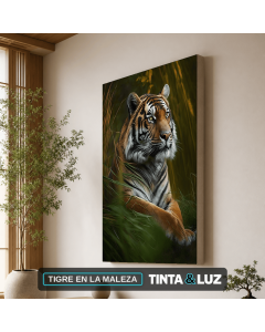 TIGRE EN LA MALEZA